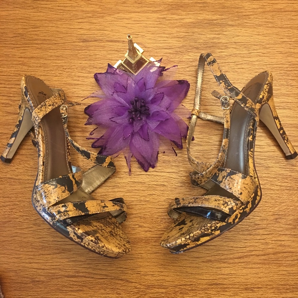 Fioni strappy snake print sandel size 9